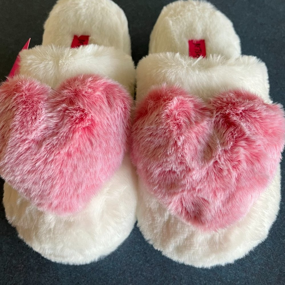 NWT BETSEY JOHNSON WHITE WITH PINK HEART SLIPPERS - Picture 2 of 5